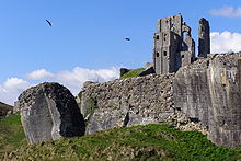 220px-Outer_bailey_wall_west_of_the_outer_gatehouse_corfe_castle