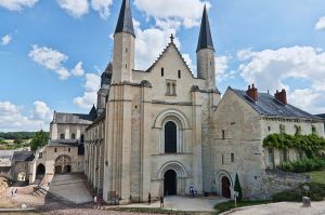 800px-Abbaye_Fontevraud_-_Eglise_Abbatiale,_facade_ouest