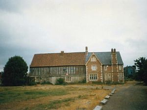 330px-Remains_of_Llanthony_Priory_-_geograph.org.uk_-_1118627
